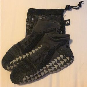 Pedestal footwear lifting socks